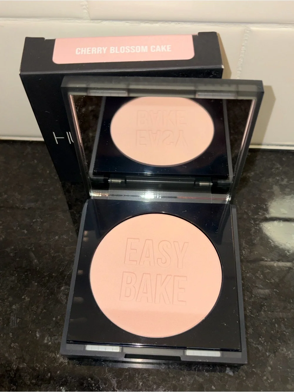 Huda Beauty - Easy Bake Loose Baking & Setting Powder (Cherry Blossom Cake)